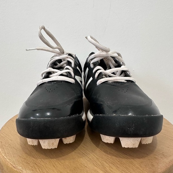 NEW BALANCE 4040V5 YOUTH MOLDED CLEATS - BLACK/WHITE (J4040BK5) - Size 2 - Picture 6 of 13